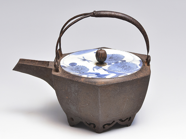 鉄燗鍋 銚子 六角松竹梅紋 海老手付 染付蓋 江戸時代 | 古美術ささき