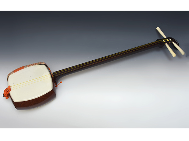 太棹 地唄用三味線 紅木 胴の内側は綾杉彫 象牙糸巻き 三つ折れ 松下和