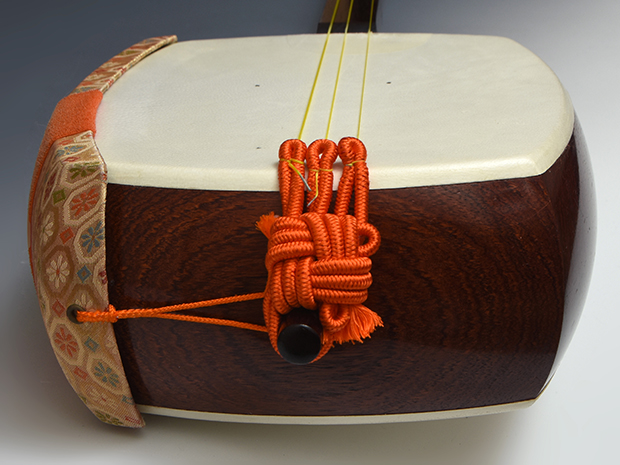 太棹 地唄用三味線 紅木 胴の内側は綾杉彫 象牙糸巻き 三つ折れ 松下和