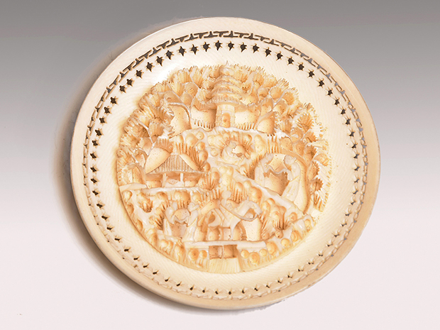象牙 細密透かし 楼閣山水彫り置物 径：8.5cm 中国美術 | 古美術ささき