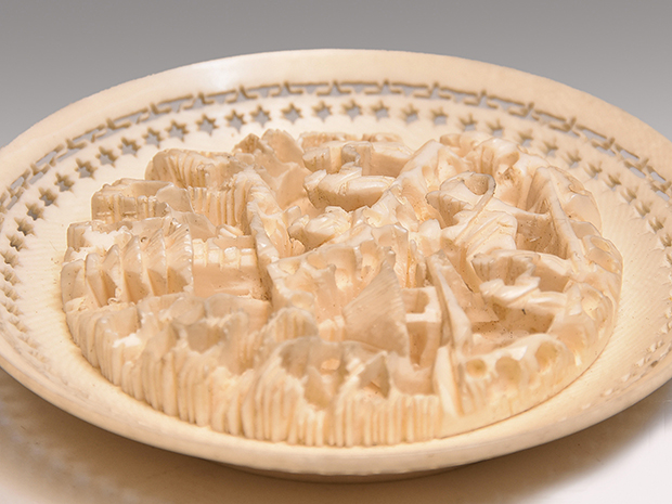 象牙 細密透かし 楼閣山水彫り置物 径：8.5cm 中国美術 | 古美術ささき