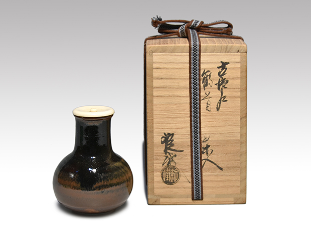 古瀬戸鶴首茶入 二代 山口錠鉄(作) 共箱 象牙蓋 仕覆（紅牙撥鏤尺文