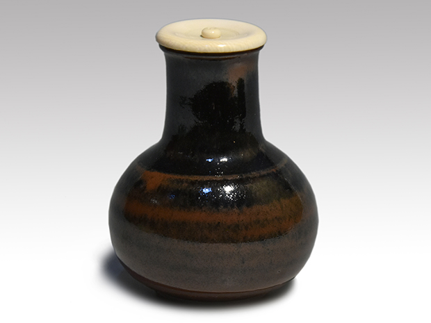 古瀬戸鶴首茶入 二代 山口錠鉄(作) 共箱 象牙蓋 仕覆（紅牙撥鏤尺文