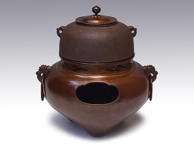 唐胴鬼面風炉 丸釜添え 根来実三(作) 共箱 遠州流職方 | 古美術ささき