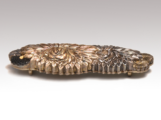 帯留 銀製彫金 菊図 石黒政近(作) 紐穴4分(12㎜) | 古美術ささき