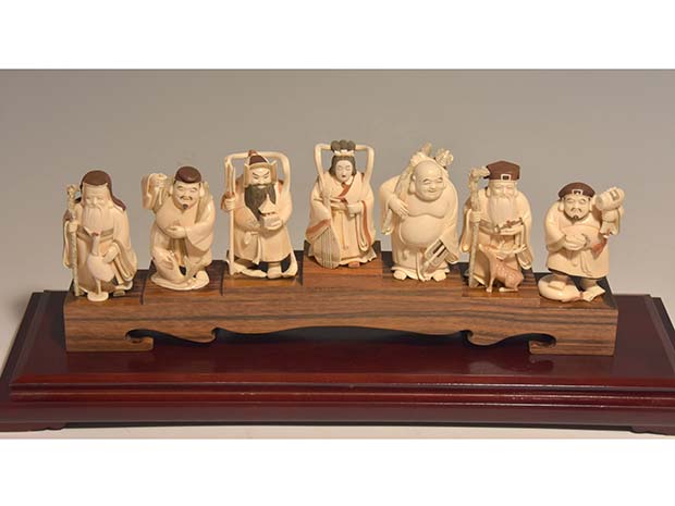 七福神 象牙彫刻 倉田吉水(作) 共箱 ガラスケース付 | 古美術ささき