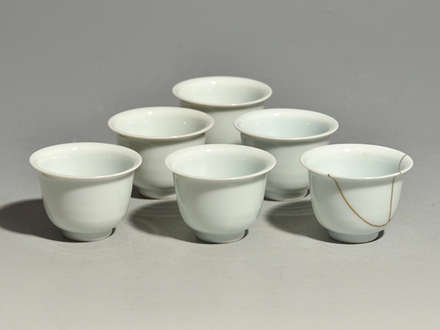 二代 平安 三浦竹泉（造）白磁染付梅花図茶碗 6客 共箱 仕覆付「縞