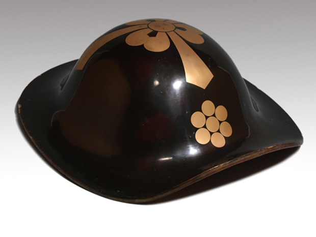 陣笠 江戸時代 木製漆塗 七つ星 剣片喰紋入り | 古美術ささき