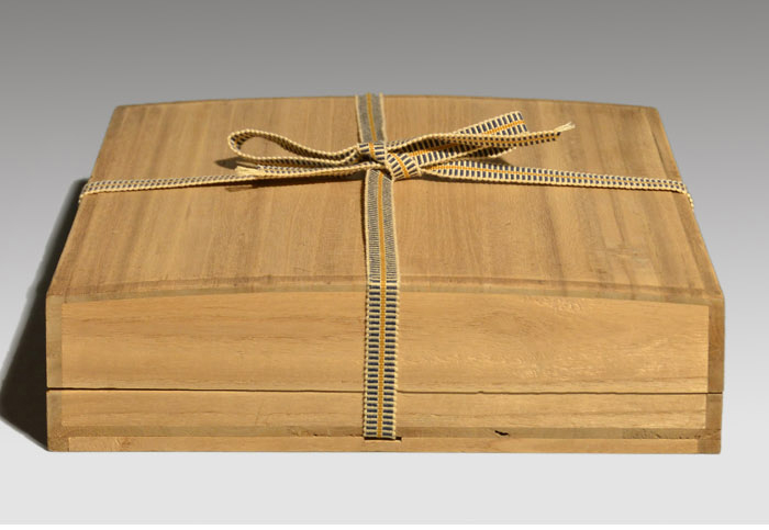 丸型硯箱 松竹梅蒔絵 蓋裏、扇面に流水菊蒔絵 戦前作 | 古美術ささき