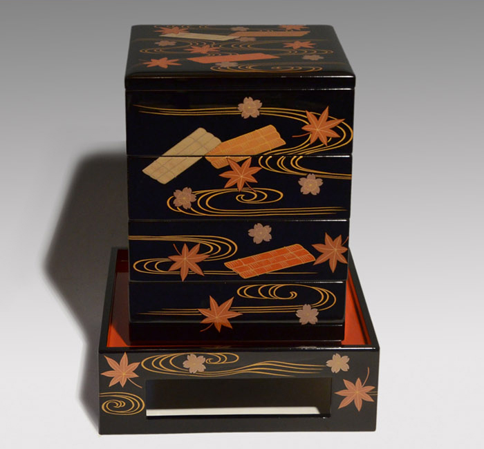 能登輪島塗 豪華雲錦(桜、紅葉)蒔絵 七寸角 四段重箱 蓋2枚重台付 中前