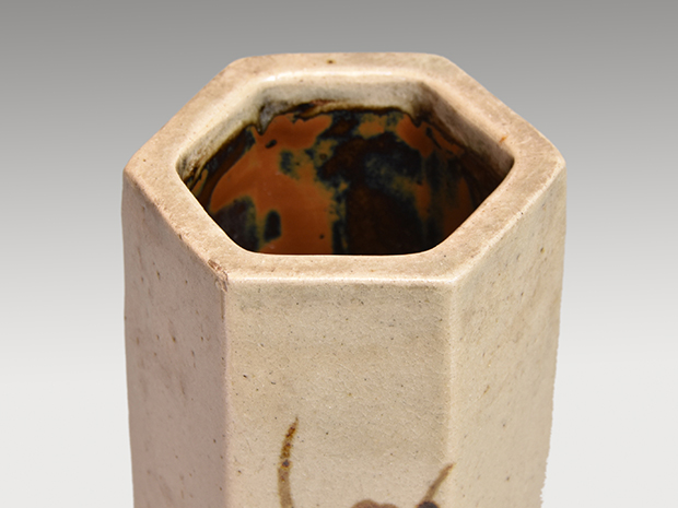 浜田庄司(作) 鉄絵キビ文六角花生 花入 共箱 | 古美術ささき