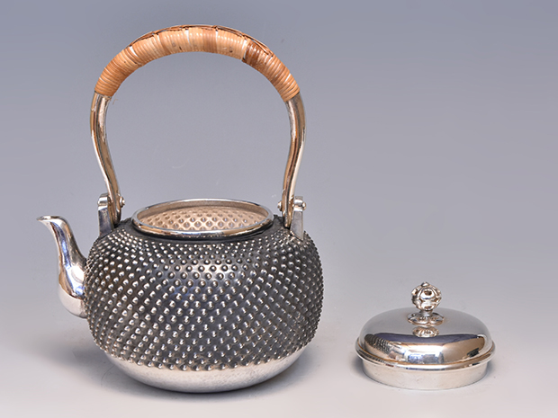 純銀 霰湯沸 銀瓶 秀峰(作) 共箱 重量：910g 未使用 | 古美術ささき