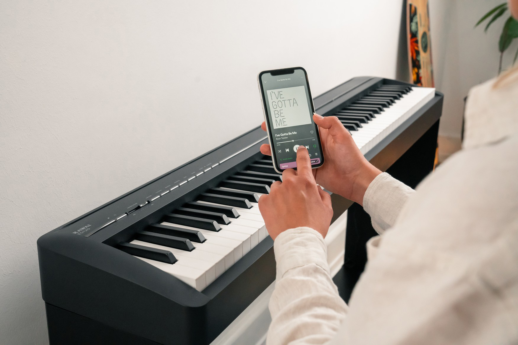 スリムでシンプルなボディ、新色にライトグレーが登場 カワイ電子