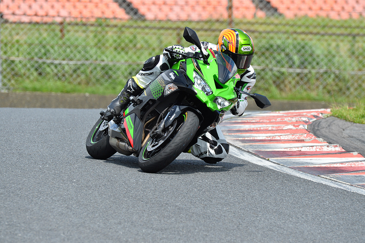 トリックスター・鶴田氏が斬る!! Ninja ZX-25Rインプレッション | 試乗