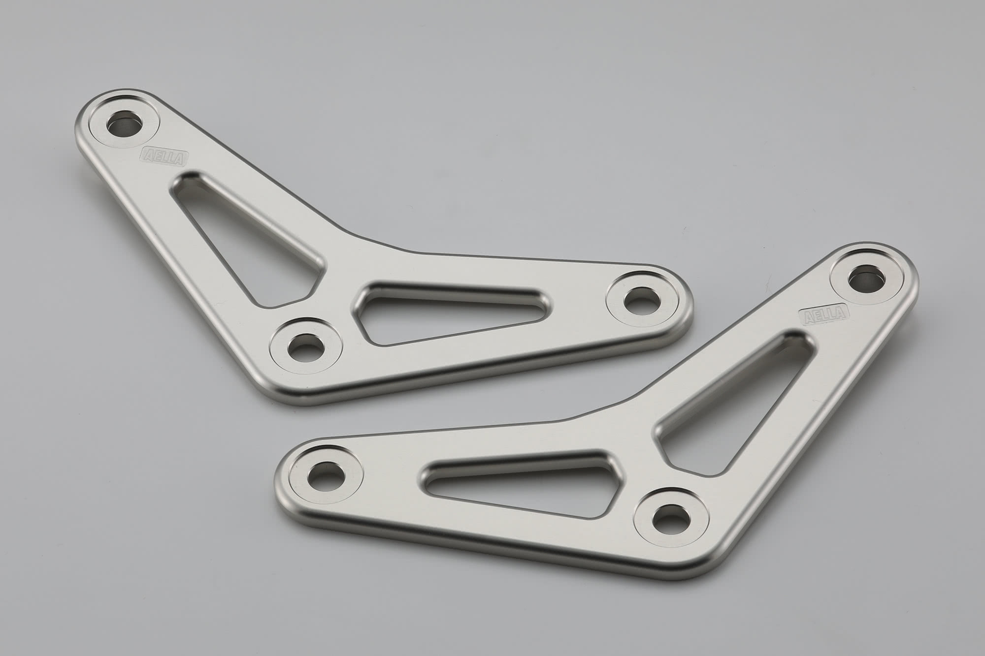 車体中心部に確かな存在感を与えるAELLAのNinja ZX-25R用リンク