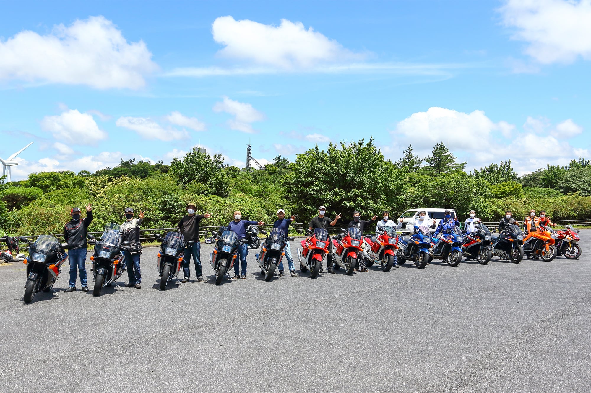 今や希少なシャチの群れが三重の高原で親睦を深める「海の日は鯱の日