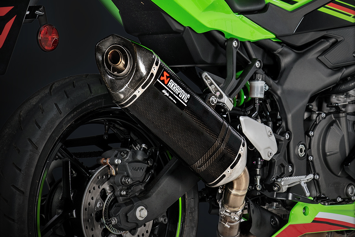 カワサキ×アクラポビッチ Ninja ZX-4R用マフラーが発売 | パーツ