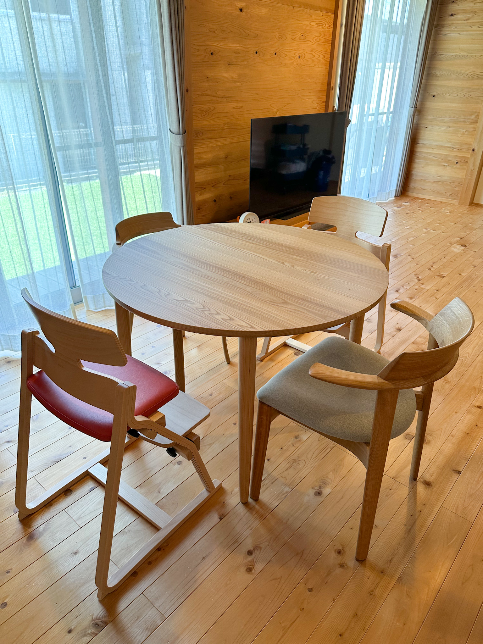 北海道ニレ材のダイニングテーブルとチェア｜カンディハウス｜飛騨高山