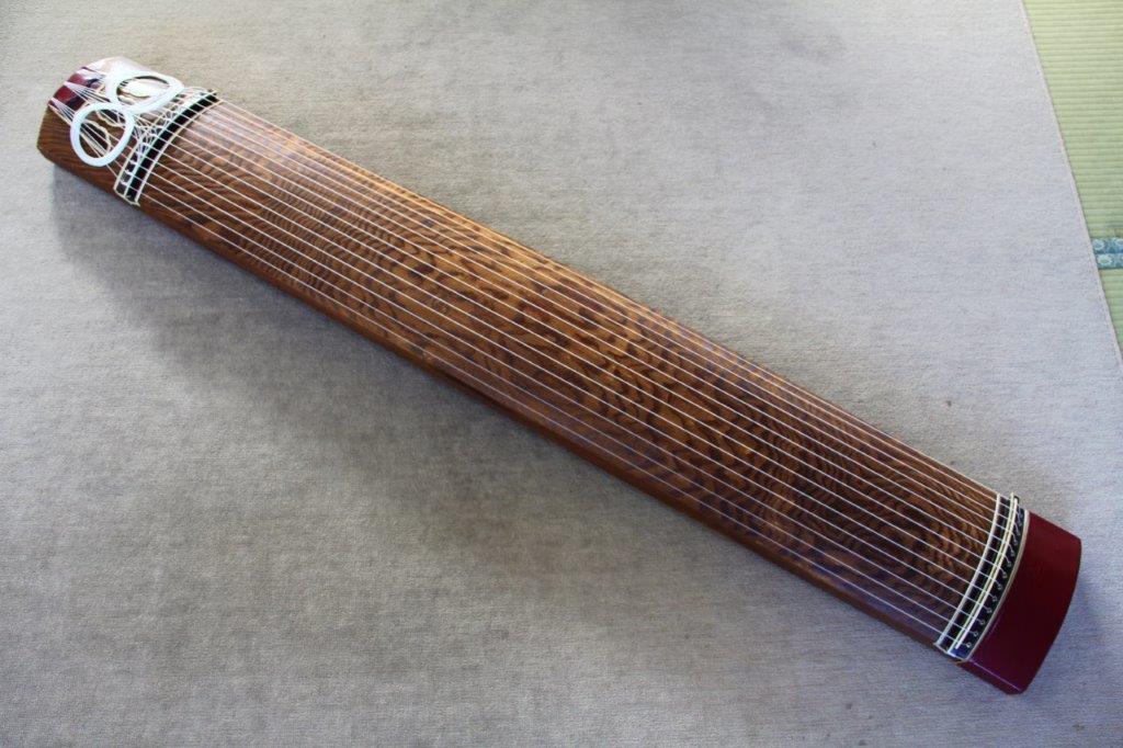 子持ち綾杉彫がなされた高級くり甲琴（箏）の買取｜文京区千駄木にて和