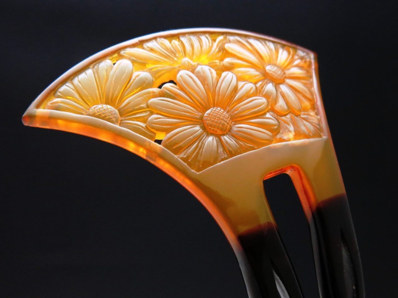 白べっ甲菊文様彫りかんざし｜留袖、訪問着、結婚式、披露宴、各種式典