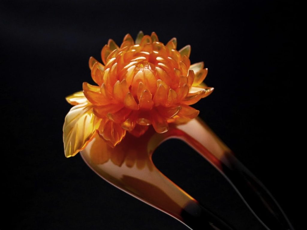 白鼈甲菊彫刻飾り付き簪2022｜日本の伝統工芸、鼈甲職人の技が光る逸品