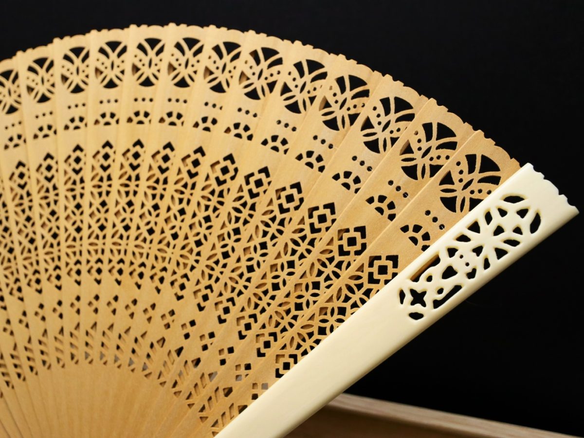 白檀象牙扇子（6寸）2021・2｜アロマ香る希少な白檀扇子に手彫り