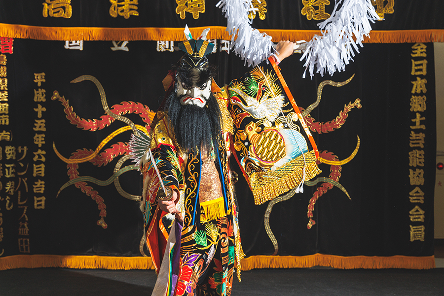 島根の伝統芸能「石見神楽」を体験！実際の衣装や面を身に付け舞う