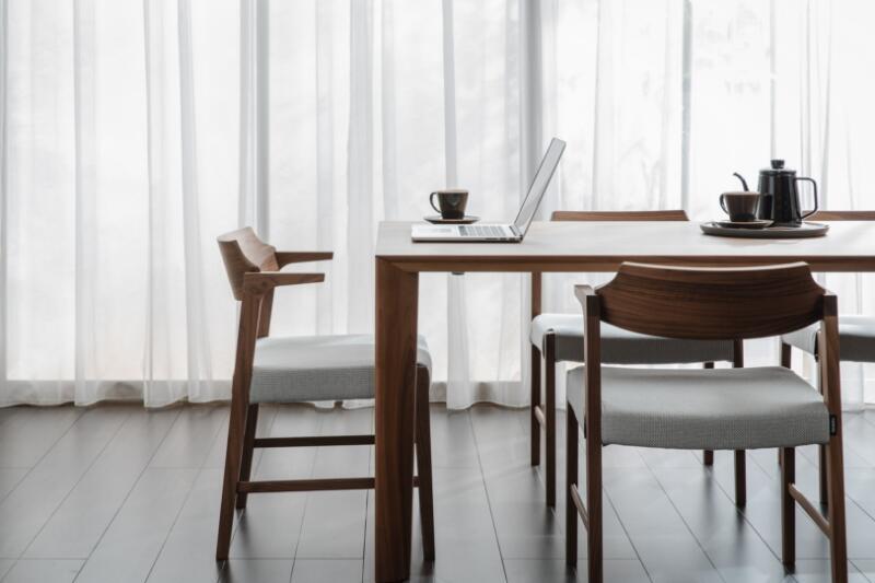 カリモクの【ちょい肘】ダイニングチェア4選！便利でおしゃれな逸品を