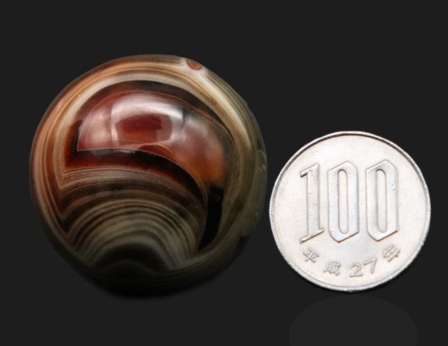 徹底的にポリッシュされ見事な球体に仕上げられた縞瑪瑙（メノウ