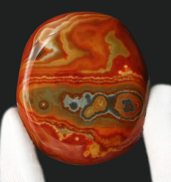 火山岩の中でゆっくり成長、鮮やかでカラフルな色合い、美しい縞模様