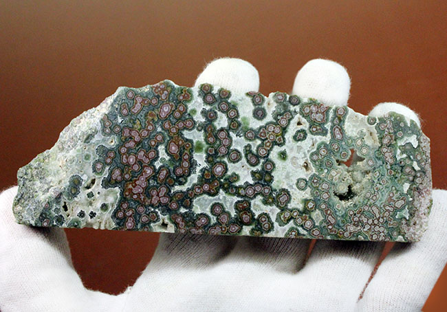 マダガスカル産。摩訶不思議な模様で見るものを引きつける魅惑の碧玉