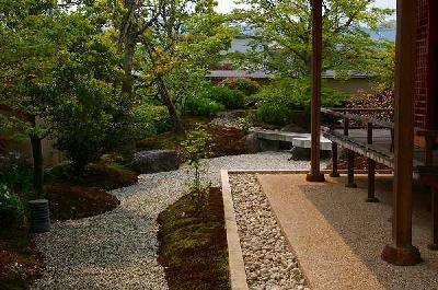 六方石(一面磨き)を立込む | 京阪グリーン | 滋賀・京都・大阪の