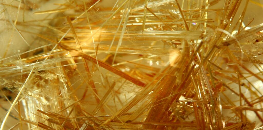 ルチルクォーツとは｜効果・意味・石言葉を解説