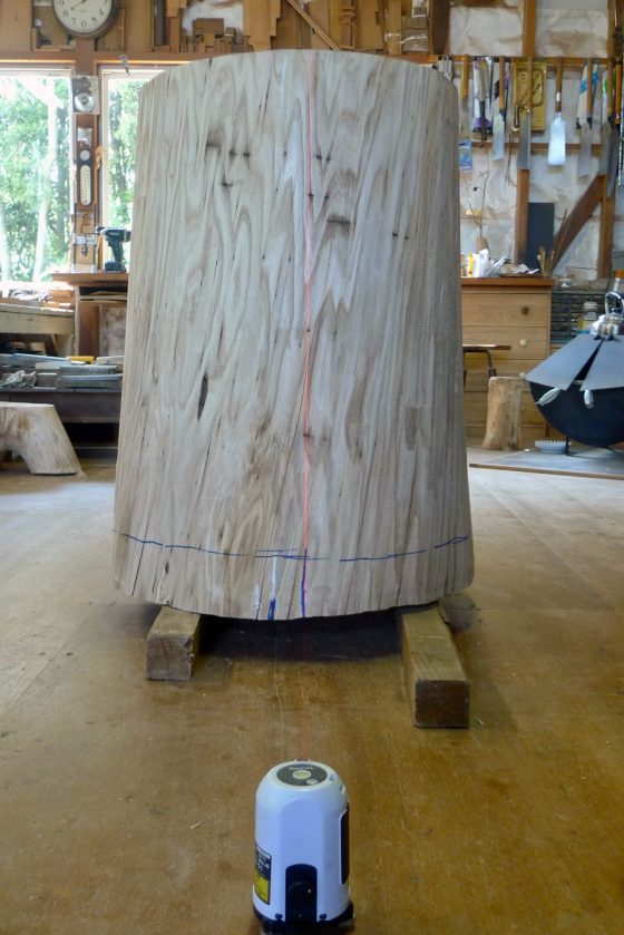 栗丸太のガラステーブル ／ 黒岡邸 - atelier KIKA（アトリエ・キカ