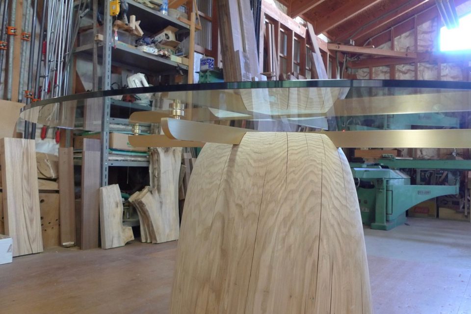 栗丸太のガラステーブル ／ 黒岡邸 - atelier KIKA（アトリエ・キカ