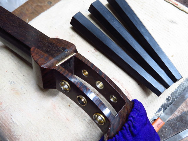 三味線・お琴の老舗 菊岡 中むら】三味線 糸巻き取り換え 紅木無垢 宇