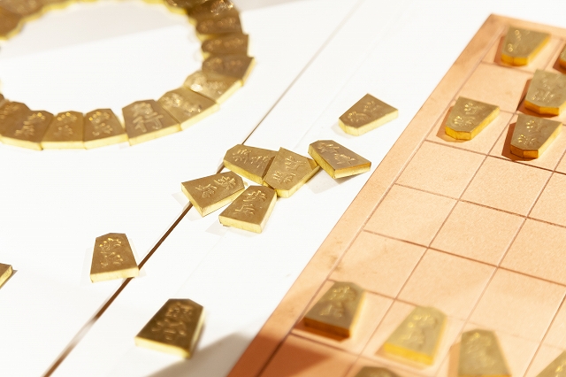 真鍮材の将棋セット（タタキ込み文字） | STUDIO K+（菊川工業）