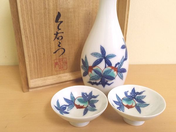 東京都北区にて、13代今泉今右衛門の酒器、花瓶、14代辻常陸の箸置