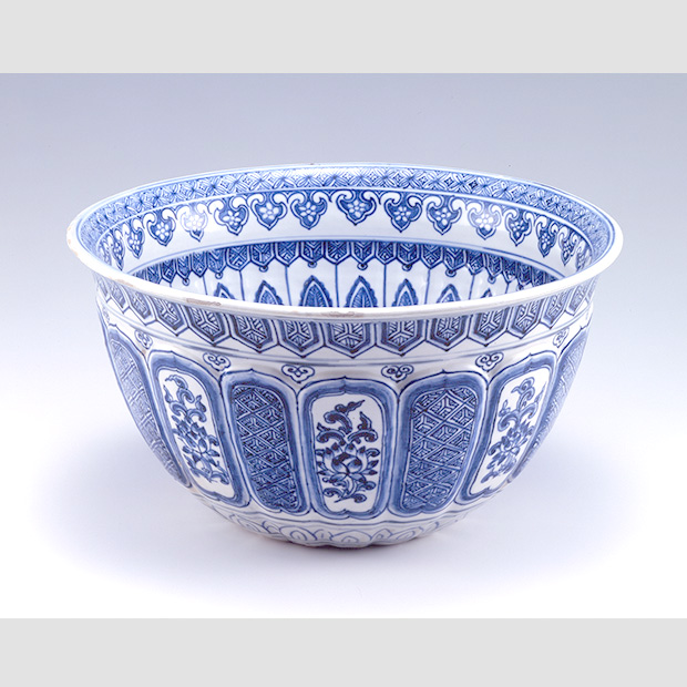 青花牡丹文大鉢｜陶磁｜コレクション｜大和文華館