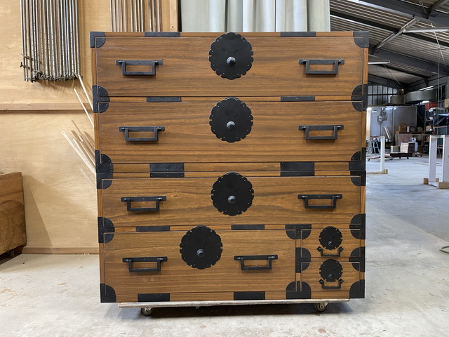 沢山の金具のついた桐箪笥の修理して再生 | 桐たんすの修理、古い家具