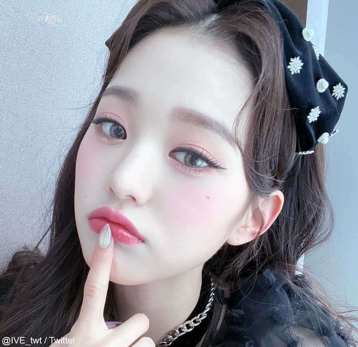 IZ*ONE出身 IVE ウォニョン、カラコン一つで変幻自在！ 神秘的な輝きを