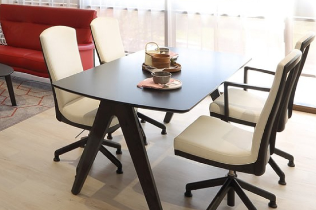 カリモクマイスターがオススメする、肘付きの回転式ダイニングチェア