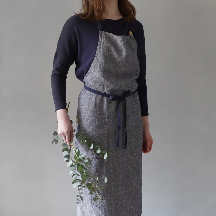 ネイビーの紐が全体を引き締め上品なカラーが格好良いお洒落なリネン