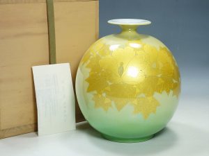 人間国宝 九谷焼 吉田美統 花瓶 釉裏金彩芙蓉文 | 東京世田谷の買取