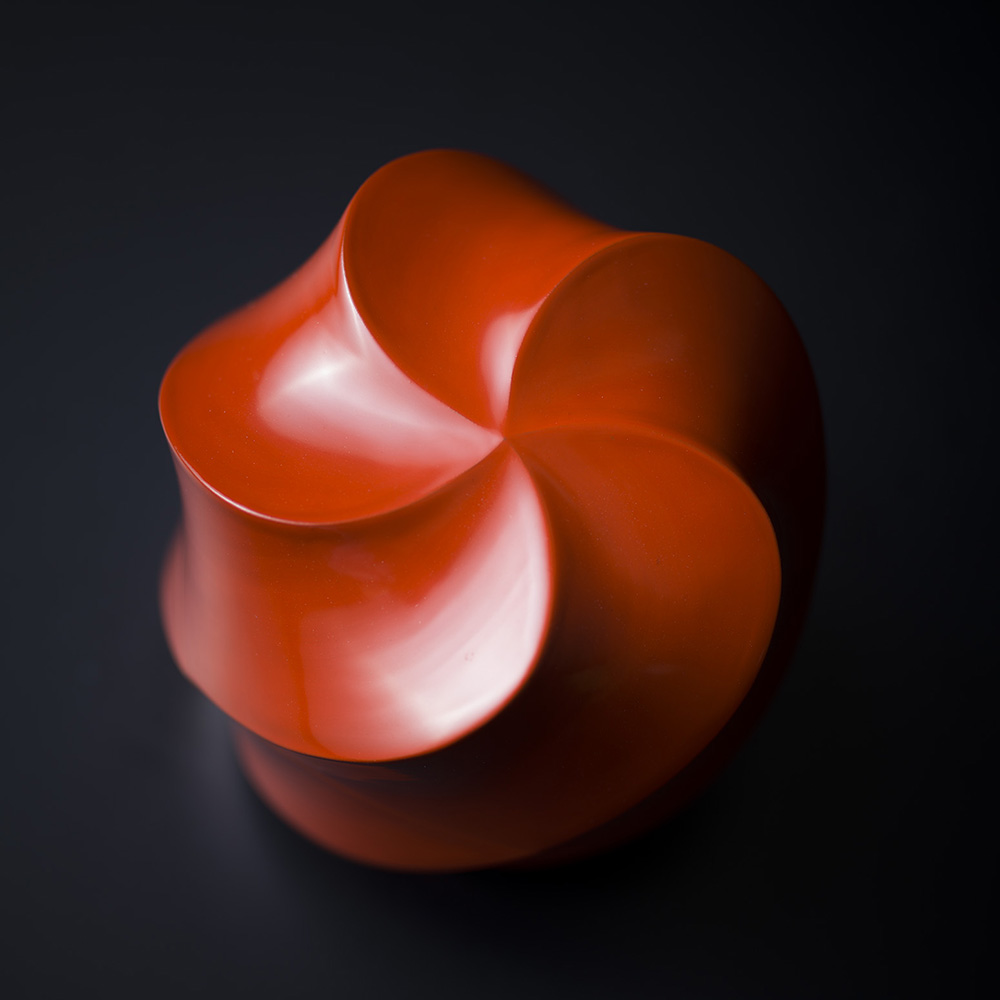 漆器 盆 赤地に黒い葉とブドウの模様 漆器 盆 赤地に黒い葉とブドウの模様