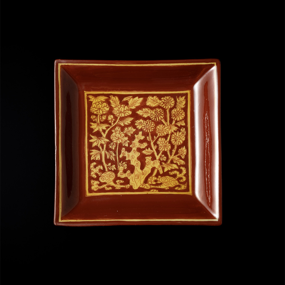 加藤土師萌 仿嘉靖黄地赤彩菊牡丹文角皿 | しぶや黒田陶苑