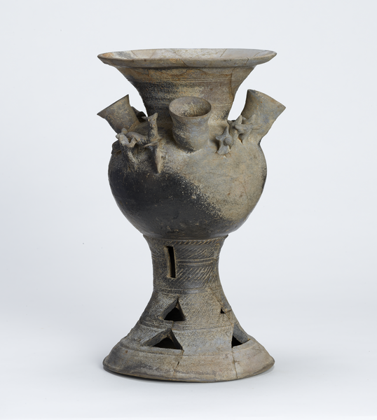 装飾付（そうしょくつき）須恵器（すえき）（須恵器 台付装飾壺（だ