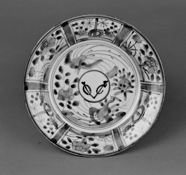 伊万里染付VOCマーク皿（いまりそめつけVOCまーくざら） - 博物館