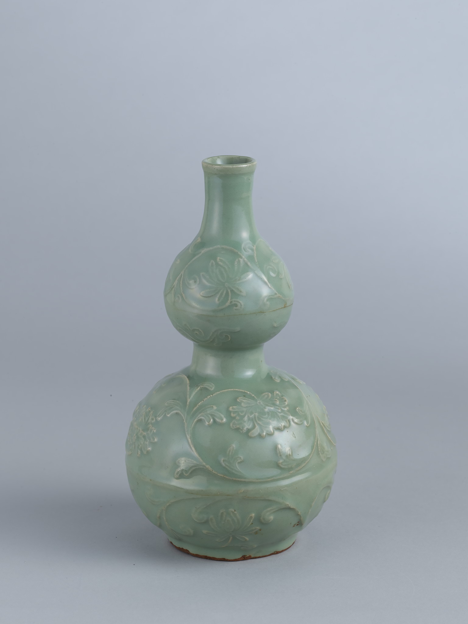 青磁貼花牡丹唐草文瓢形瓶 龍泉窯 - 名品紹介 - 京都国立博物館