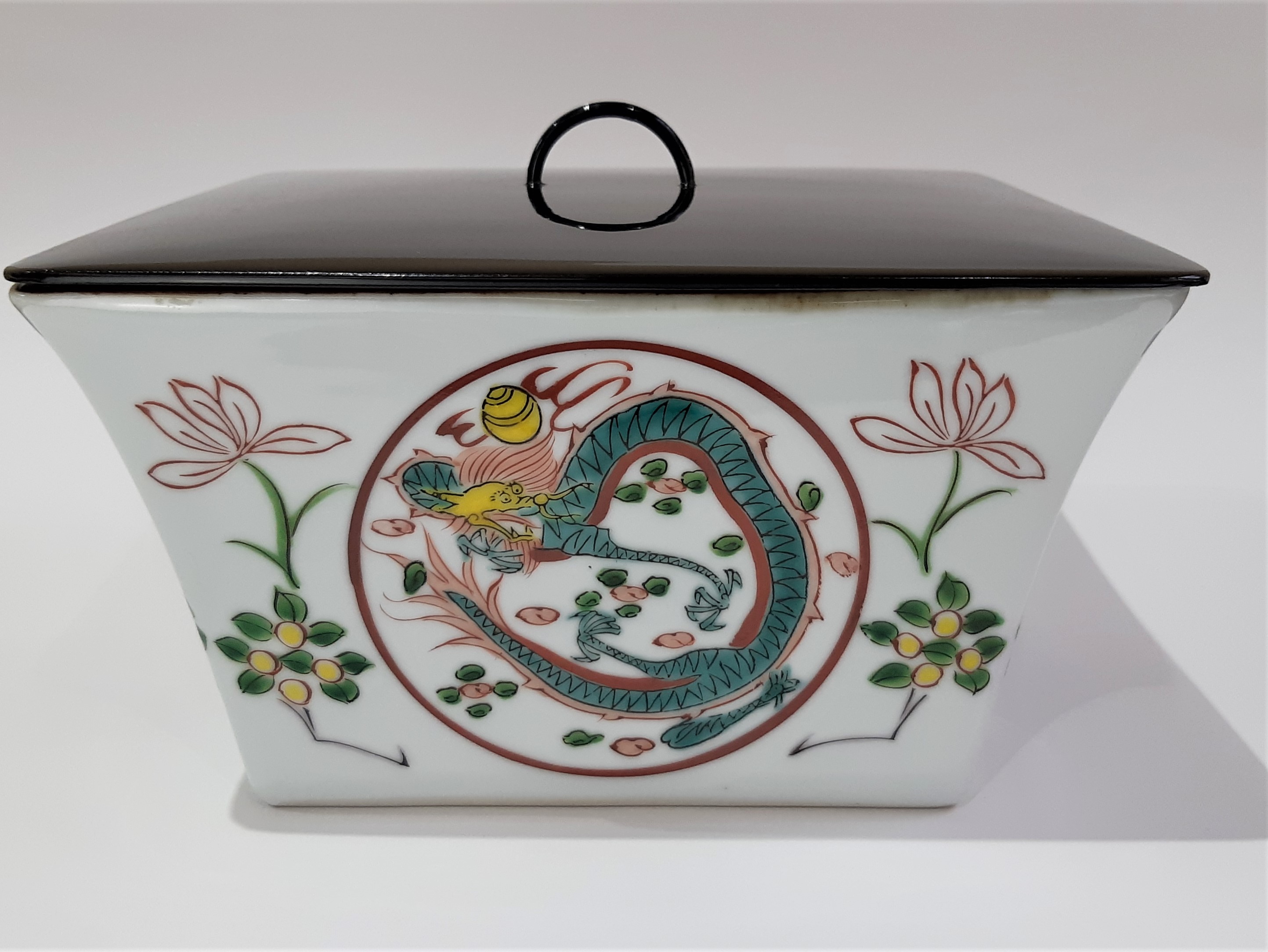 升型、真塗蓋の水指。